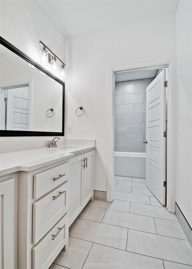 Building Photo - 508 W Persimmon St
