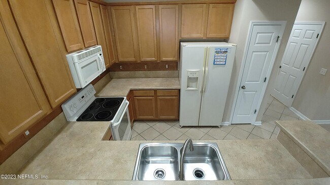 Building Photo - 5956 Pavilion Dr