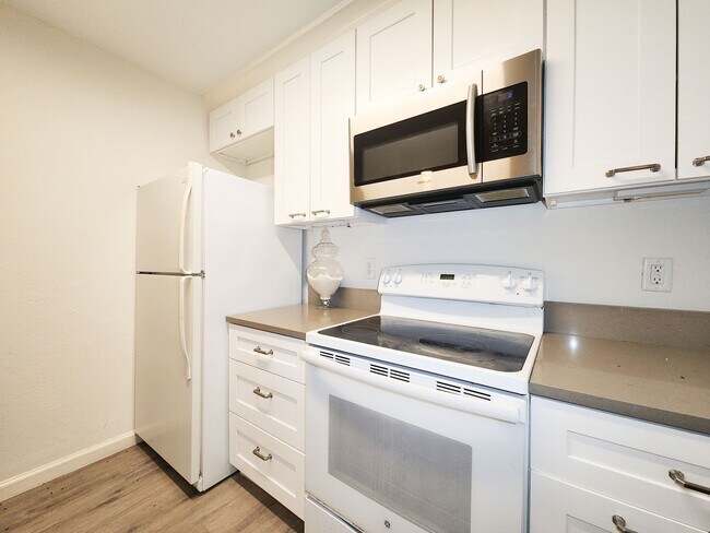 Building Photo - BEAUTIFUL REMODELED 1 BEDROOM 1 BATH CONDO.  GREAT LOCATION!