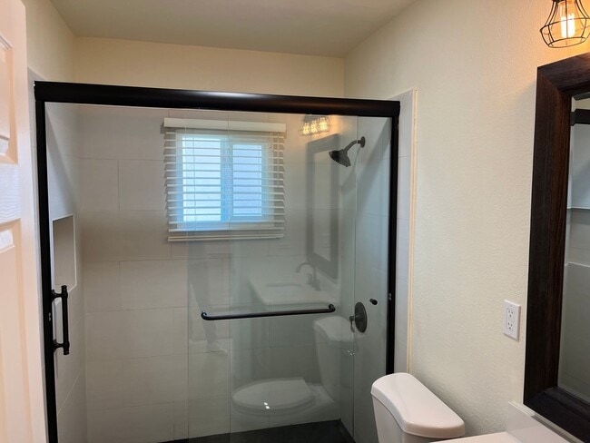 Building Photo - Beautifully Renovated 2 Bed / 1 Bath in Compton!
