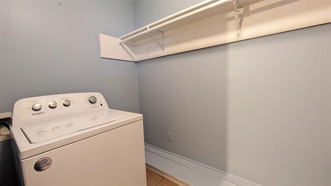 Building Photo - 44 W Tri Oaks Ln