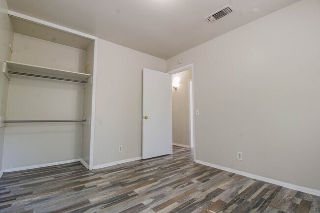 Building Photo - 5822 Branch Valley Dr