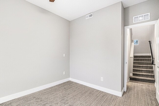 Building Photo - 1 Bed 1.5 Bath Townhome in West Highland Available!