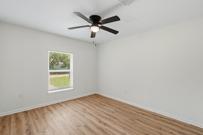 Building Photo - 913 Meadowlane St