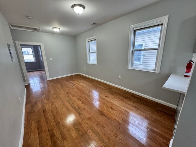 Building Photo - 30 E 49th St