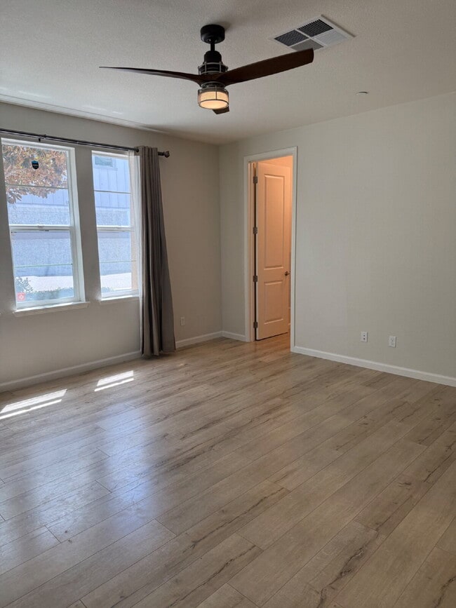 Building Photo - Gorgeous 4 Bed/4 Bath End Unit Condo with ...
