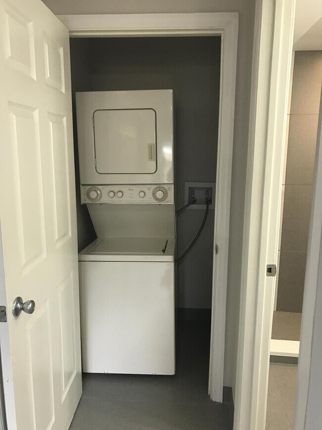 Building Photo - 142 SW 8th Ave