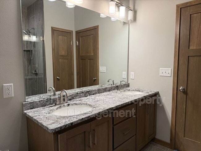 Building Photo - 7352 Eagle Point Dr S