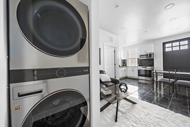 Building Photo - 1009 8th St