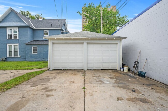 Building Photo - Cute 2BR 1 Bath Apartment Available 8/15