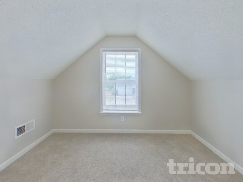 Building Photo - 608 Cottontail Ct N