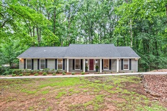 Building Photo - Prime Time Normal Town Living Home!