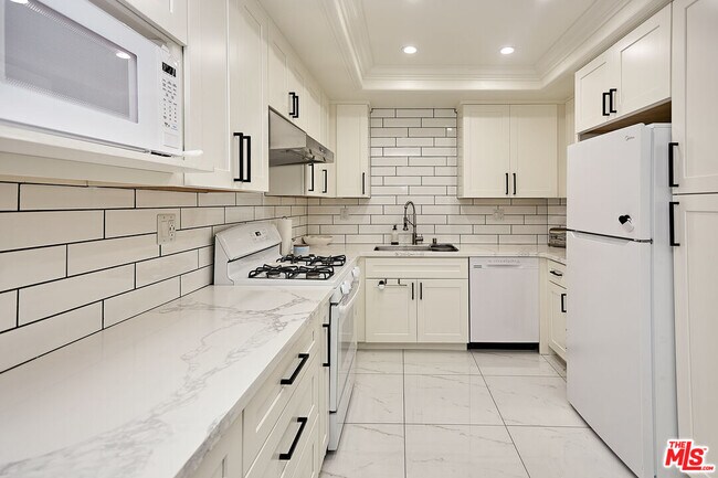 Building Photo - 4444 Wilshire Blvd