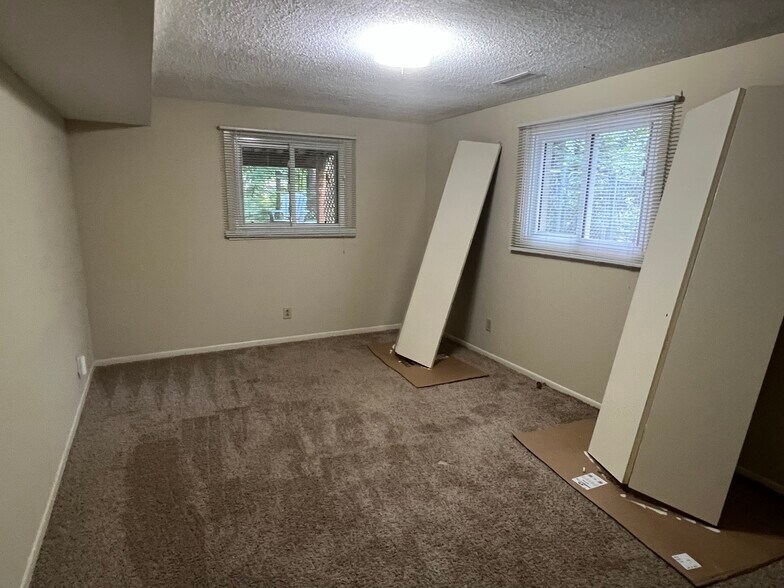 2nd basement bedroom - 6811 Balsam Ln N