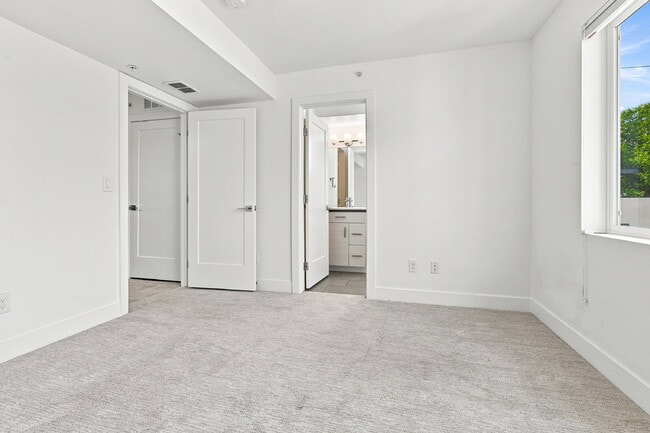 Building Photo - $3,640.95 with $300 Off the first month's rent, 2 Bed, 2.5 Bath Townhome in Denver with Rooftop P...
