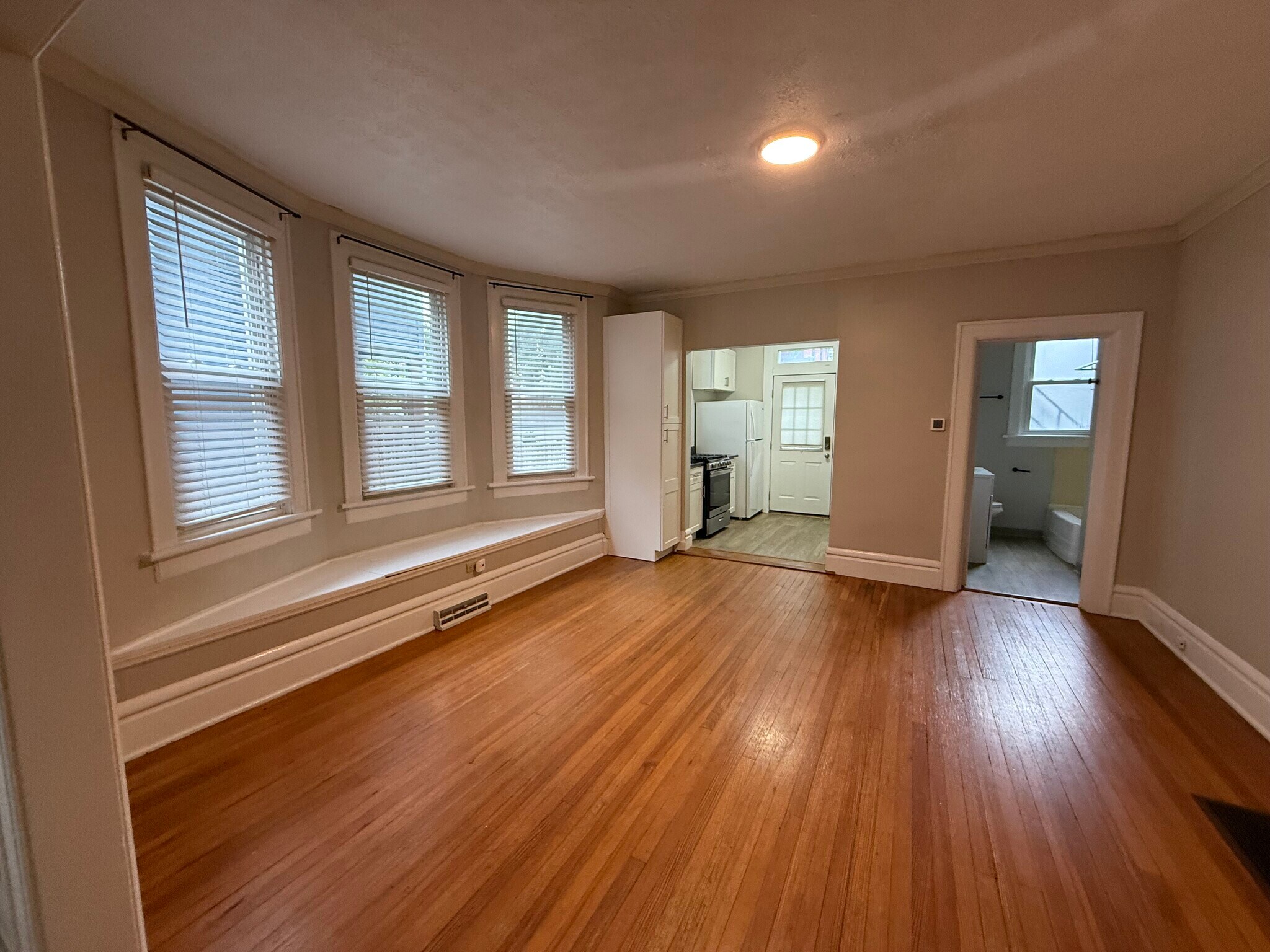 Building Photo - 425 Reinhard Ave