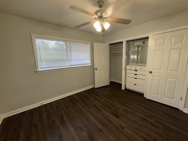 Building Photo - 304 Colonial Cir