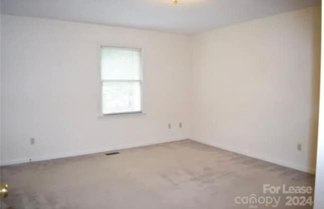 Building Photo - Private 2BD/1.5BA Townhouse in Prime NW Hi...