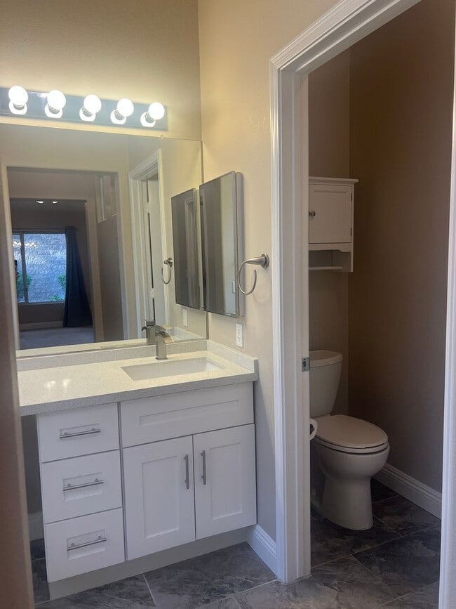 Building Photo - Beautiful Attached Dual Townhouse