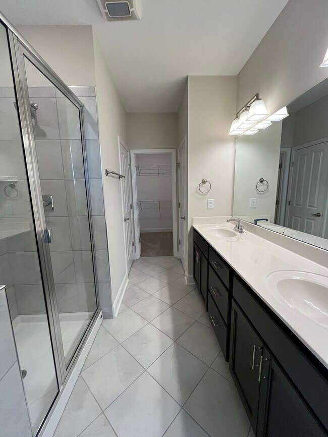 Building Photo - Beautiful 2-Bedroom Townhome with Modern C...
