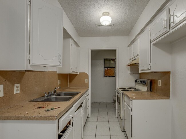 Building Photo - MOVE IN SPECIAL NO DEPOSIT IF LEASED BY JU...