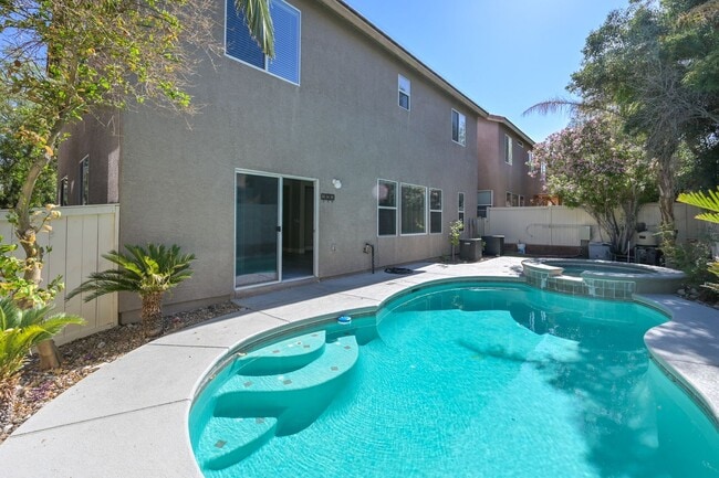 Building Photo - NW!!! 4 bedrooms!!! Pool and Spa!!! All ti...