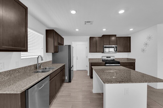 Building Photo - Don't miss out on this cozy 3-bedroom, 2-s...