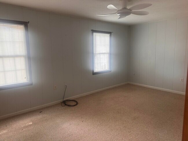 Building Photo - 4403 Lakeside Dr