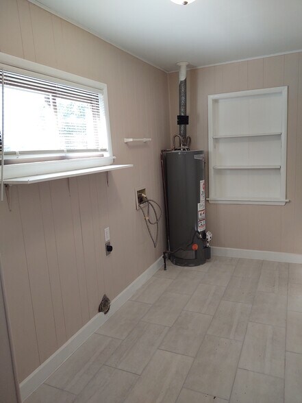 Building Photo - 2100 N 57th Ln