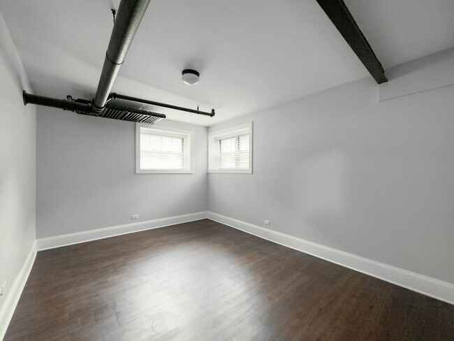 Building Photo - 936 E 52nd St