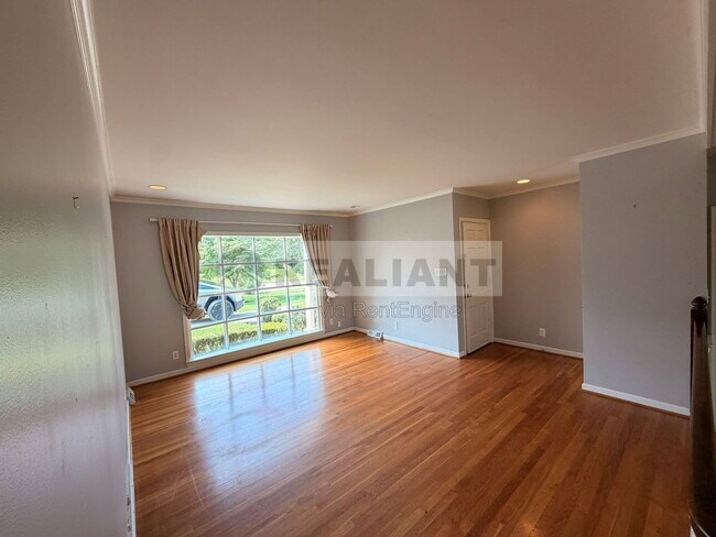 Building Photo - 2039 Fontaine Rd