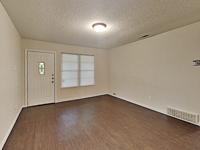 Building Photo - No Application Fee* Plus $250 Off First 2 ...