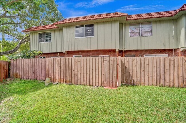 Building Photo - 12 NE 20th Ct