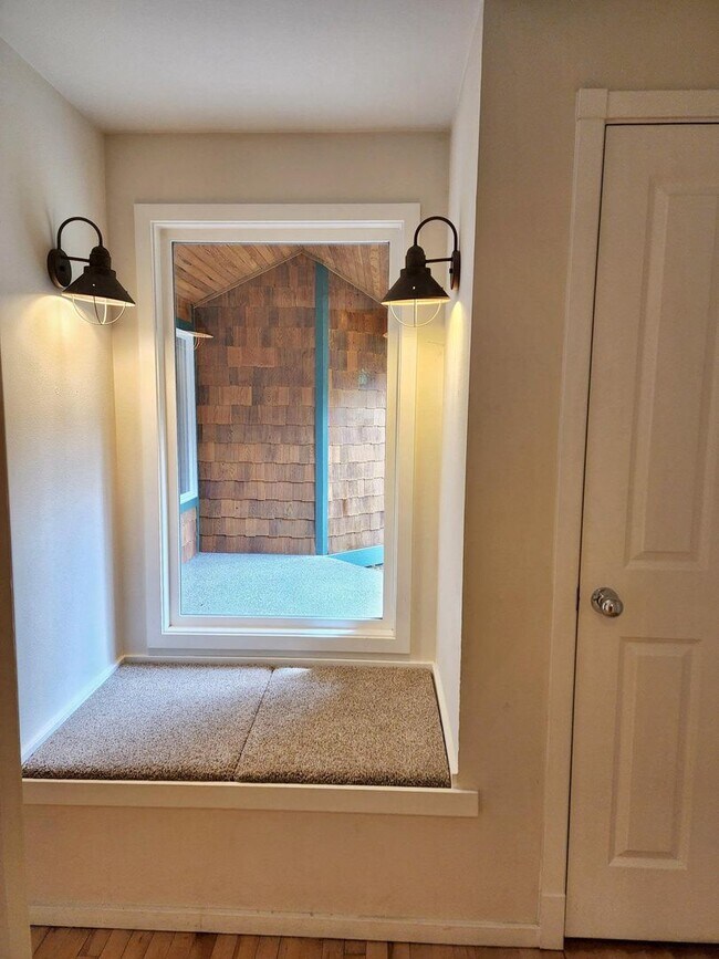 Building Photo - Beautiful 3 Bed 2.5 Bath Waterfront Home in Sammamish