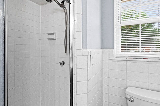 Building Photo - "Charming 2-Bed Condo in Greensboro with S...