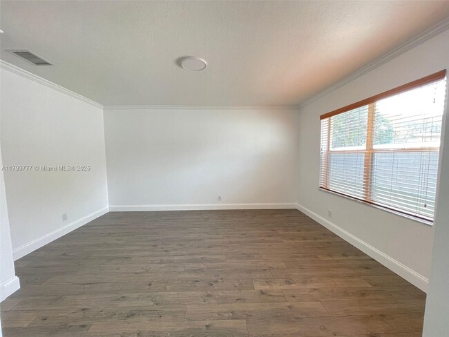 Building Photo - 211 E Riverbend Dr