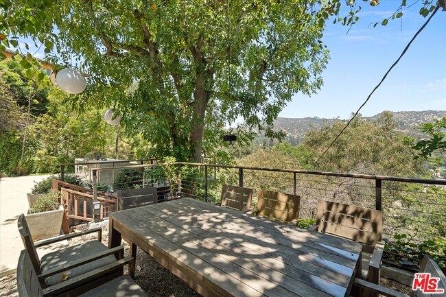 Building Photo - 2700 Glendower Ave