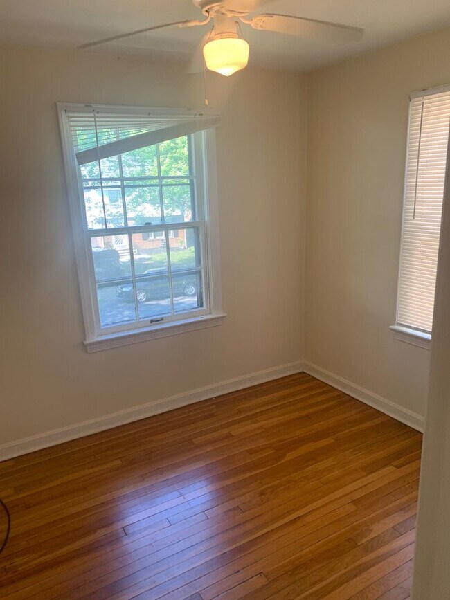 Building Photo - Beautiful Cleveland Heights 4 Bedroom Home...