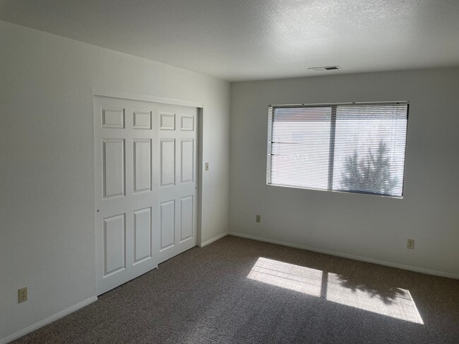 Building Photo - Village of Oak Creek  6-MONTH LEASE TERM