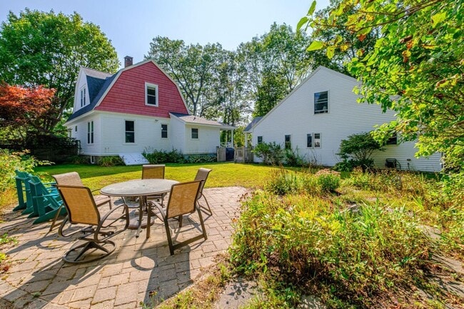 Building Photo - 22 Cedar St