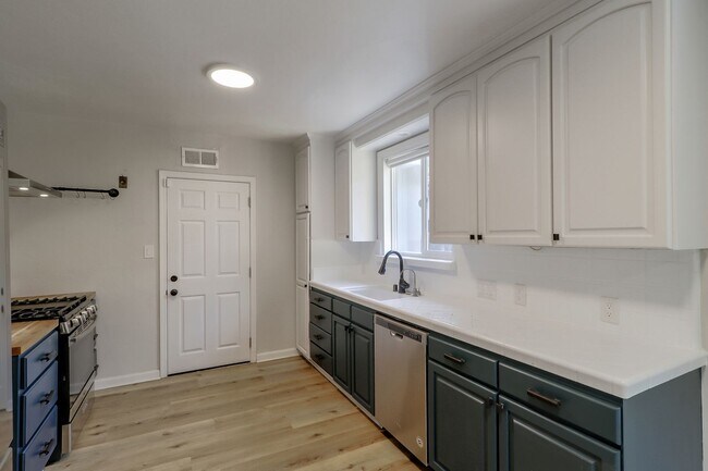 Building Photo - Los Altos 4-Bedroom with Fireplace, EV Hoo...