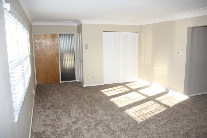 Building Photo - 2142 Collinway St