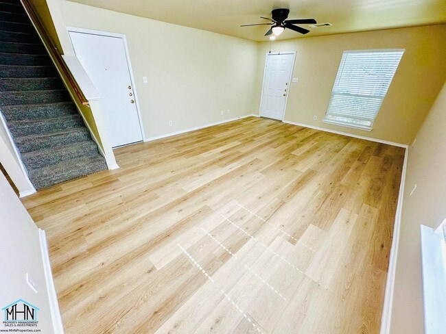 Building Photo - Big & Beautiful 5 bed/3.5 bath 2 Story home that's conveniently located to Randolph AFB