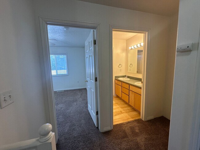 Building Photo - 2 Bed, 1.5 Bath Townhome in the Meadows