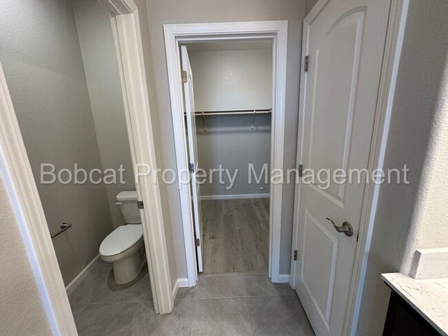 Building Photo - 860 Furlong Dr