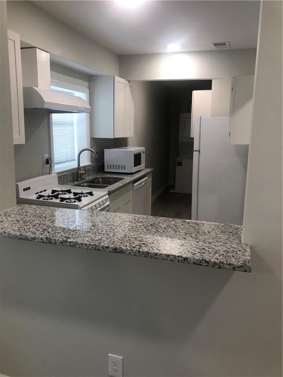 Building Photo - 700 Lynn Cir SW