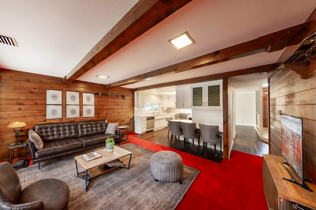 Building Photo - 4 bed 3 bath POOL on HUGE Lot!