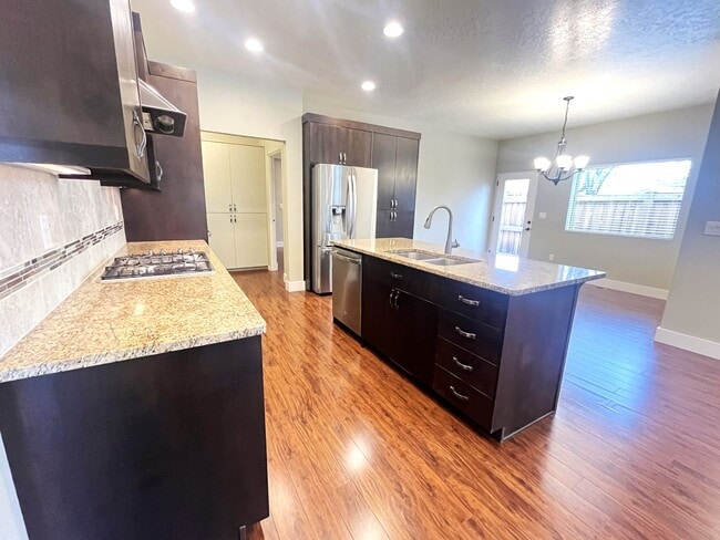 Building Photo - The perfect 2 bed/2bath with office patio home in the beautiful Hazelwood community just off Lake...