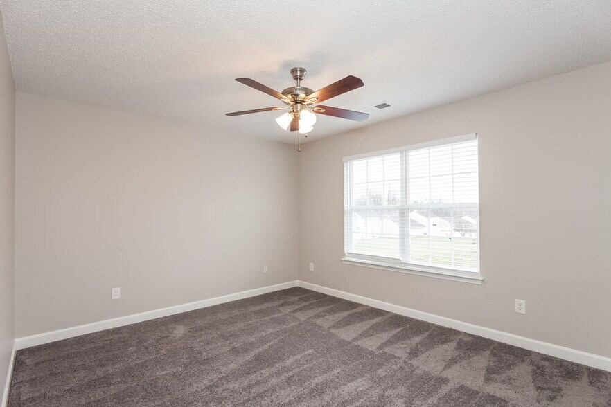 Building Photo - 916 Clover Gap Dr
