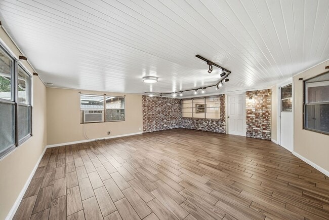 Building Photo - 3226 Springhill Dr